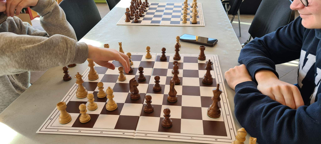 To barn spelar sjakk. Foto.