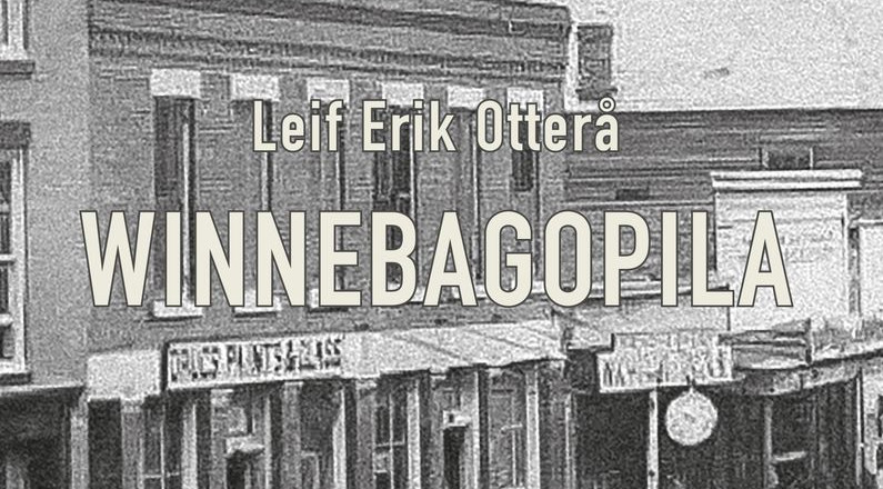Forsidebilde til boka "Winnegopila", Svartkvitt bilete av eit hus frå amerika, hest og vogn i framgrunnen