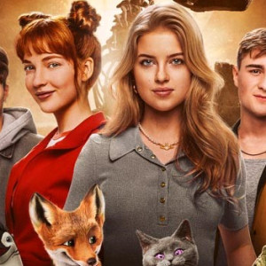 Filmplakat Skolen med de magiske dyrene. Seks ungdommer, ulike dyr i forgrunnen.