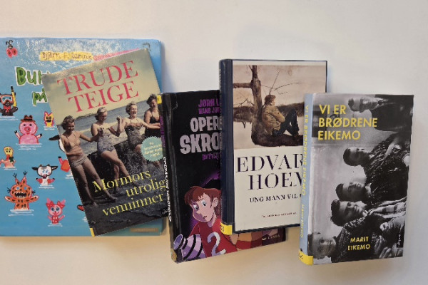 Bøker på kvit bakgrunn