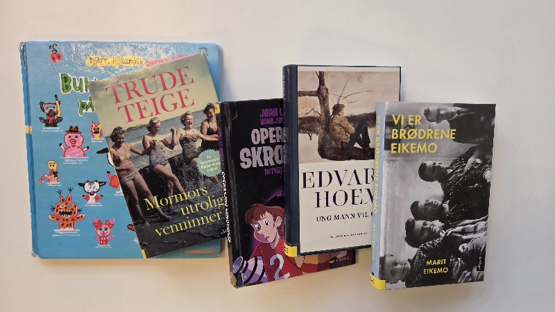 Bøker på kvit bakgrunn