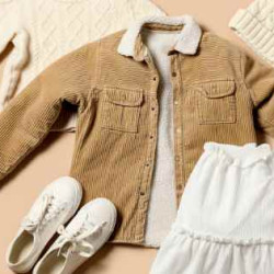 jakke, genser, sko, skjørt, vottar på beige bakgrunn